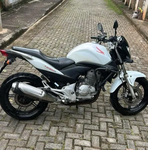 CB 300  2012. Oportunidade! Quase 3 mil abaixo da Fipe. Somente venda. Não troco.