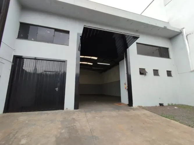 Salão Comercial na Rodolfo Cremm | Amplo | Portas Automatizadas | 2 Banheiros | Escritório