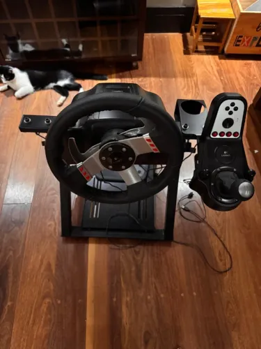 Volante, câmbio e pedal logitech com suporte Extreme Racing para PlayStation e PC
