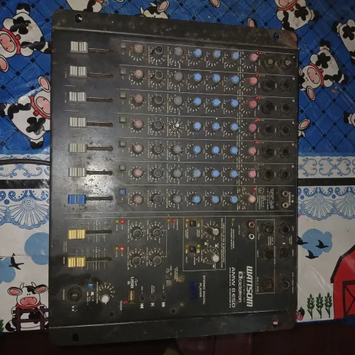 Vendo mesa de som watts 8 canais 