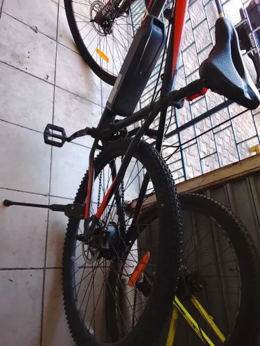 Bicicleta elétrica átrio