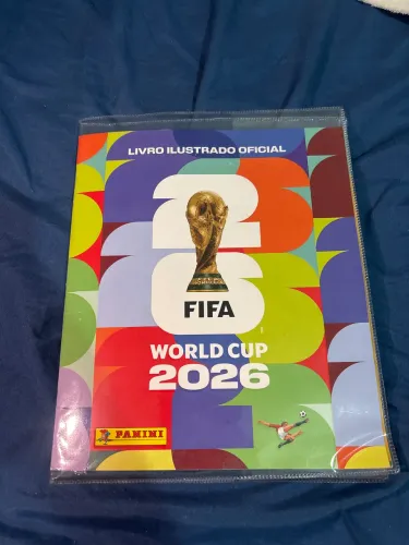 Álbum da copa com 661 figurinhas / MESSI , CR7 