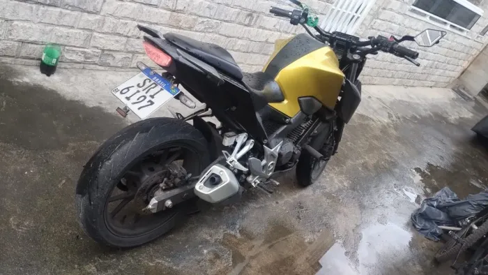 Moto CB 300F Dourada