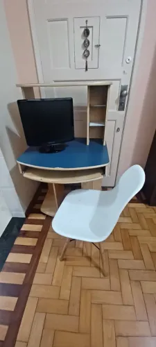 Conjunto de escrivaninha + monitor 16pol 60Hz + cadeira (vendo separado)