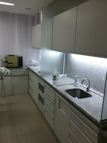 Vendo sala com consultório odontológico.