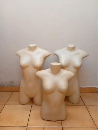 Manequim feminino (busto)