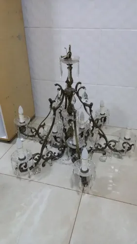 Móveis de madeira + balcão de vidro + lustre