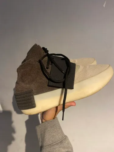 TÊNIS ADIDAS x FEAR OF GOD ATHLETICS
