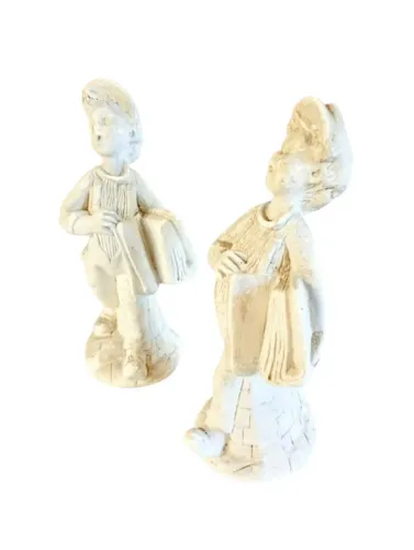 Par de meninos jornaleiros de gesso 