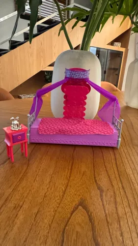 Cama de Boneca Barbie rosa e lilás Mattel