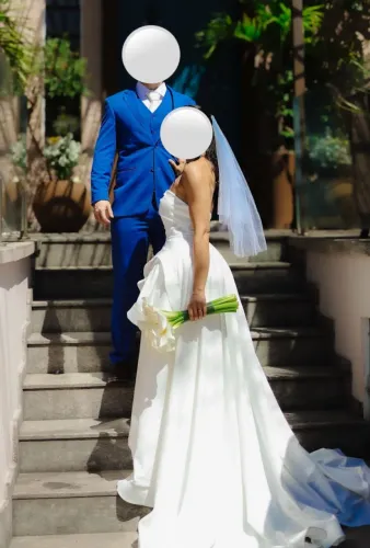 Combo Noivos: Vestido de Noiva Sob Medida + Terno Azul Royal Completo