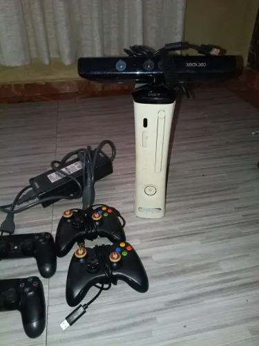 Xbox 360 desbloqueado vendendo com 4 controles e jogos , barato pra ir logo. 400