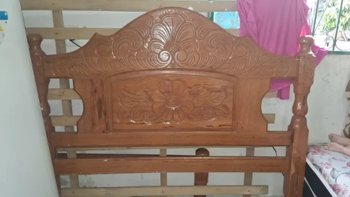 Cama de madeira semi nova 300 reais