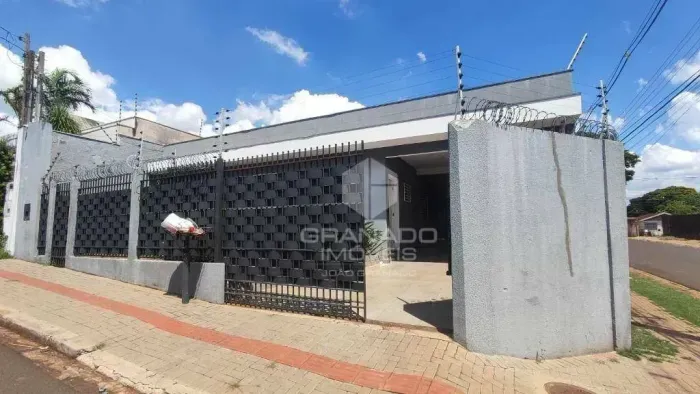 Casa com 3 dormitórios para alugar, 200 m² por R$ 3.500,00/mês - Jardim Ipanema - Maringá/