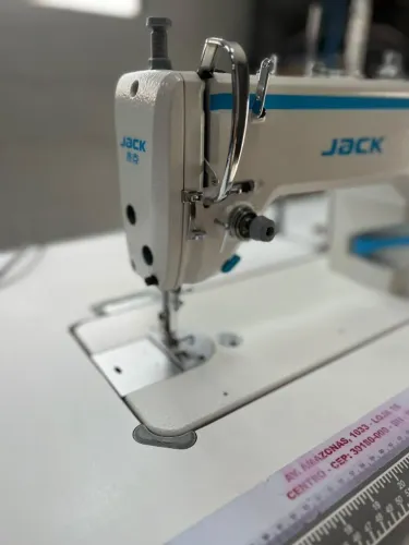 MÁQUINA DE COSTURA RETA JACK F6 - SEMINOVA
