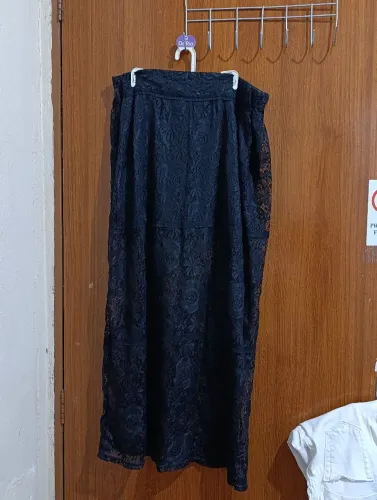 Saia de renda preta 