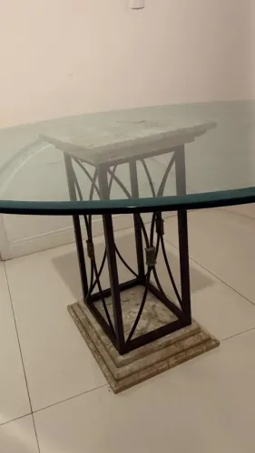 Mesa de Jantar Redonda Vidro Extra Clear 1,28m e Pé em Mármore e Serralheria