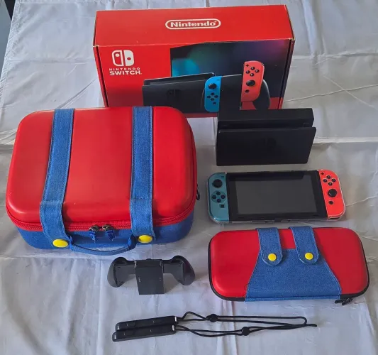 Vendo Nintendo switch, o console tem película de tela e capa de proteção! Vai com bolsa.