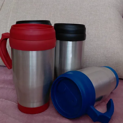 Caneca resinada para sublimação, com tampa.