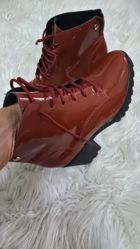 Bota Coturno Vizanno vermelho Marsala.