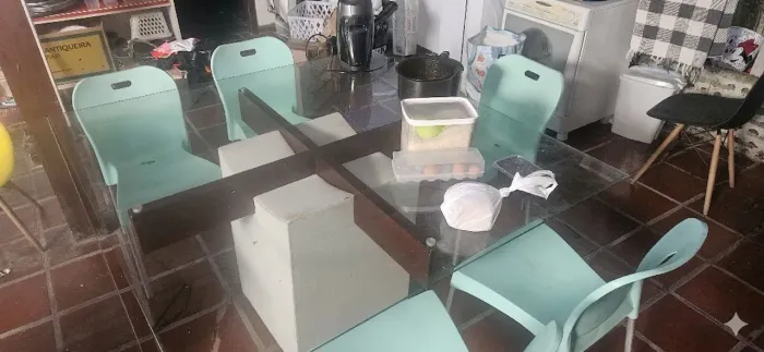 Mesa de vidro com 6 cadeiras.