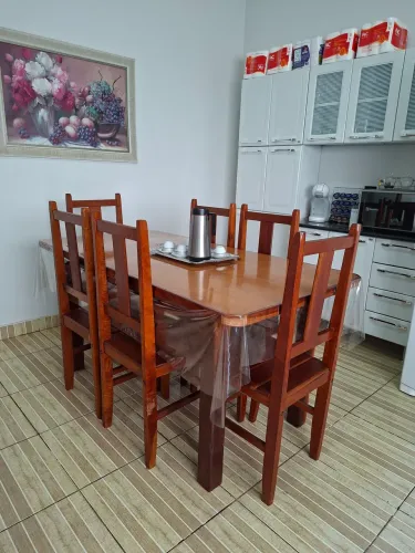 Mesa com 6 cadeiras - madeira