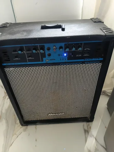 Caixa amplificada de som