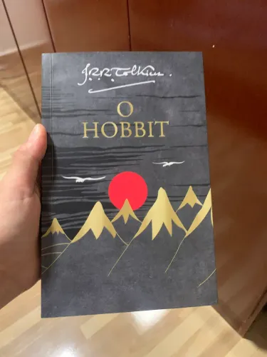 Vende se livro o HOBBIT livro sobre os senhor dos anéis