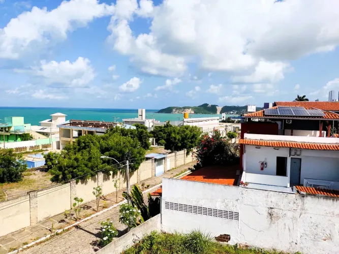 Ponta Negra, 2 quartos mobiliado com jardim privativo, poucos passos da beira mar.