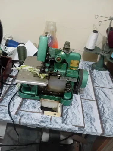 Vendo uma máquina de overloque três fios 500 reais
