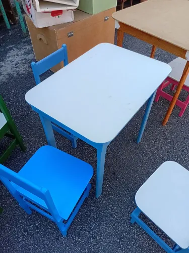 Mesa infantil com duas cadeiras