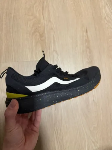 tenis vans ultraranger, preto black com detalhes branco e verde. tamanho 39