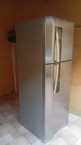Geladeira pra consertar.