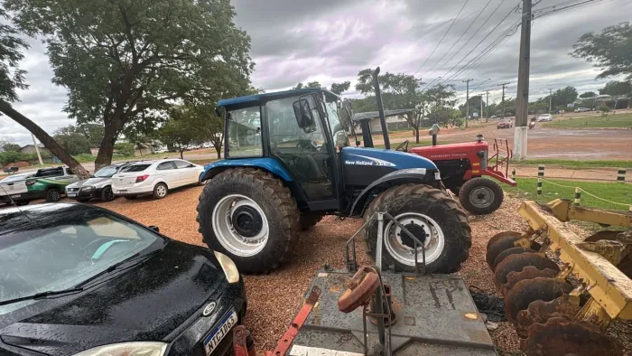 Trator TL100 2007 4x4 gabinado