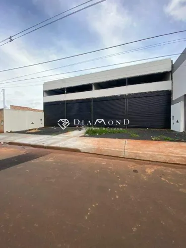 Galpão comercial novo com excelente visibilidade.