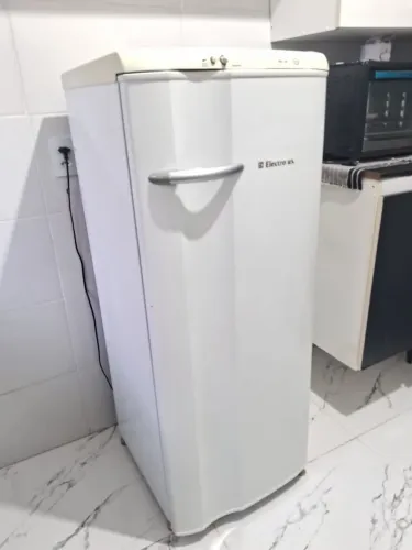 Geladeira Electrolux RE28- R$750,00