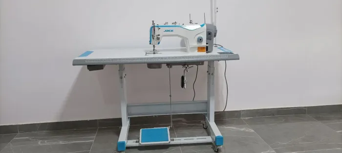 Máquina de Costura Reta Industrial Jack F4 127V Seminova - Excelente Estado | R$ 2.000