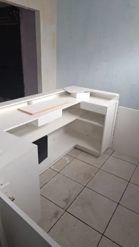 Balcão caixa, Comprimento 2.18 por 88 + 58 das portas  <br>Altura 1M