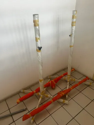 Arara de chão em T - base branca 