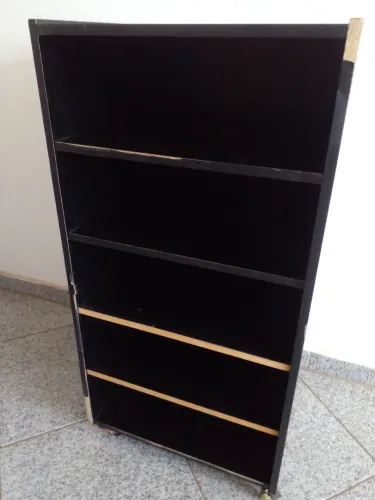 Balcão com prateleiras