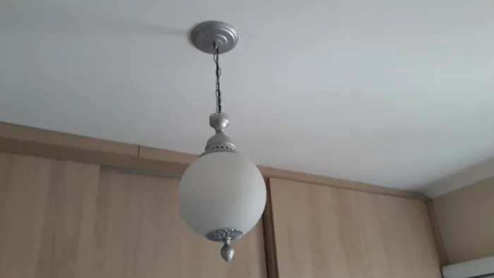 Lustre pendente branco formato redondo