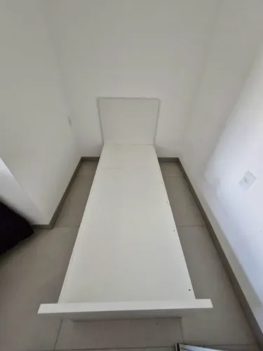 Cama de solteiro em MDF e colchões 