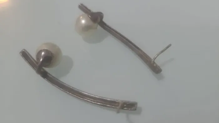 Brinco em prata 925 com perola em forma de berimbau