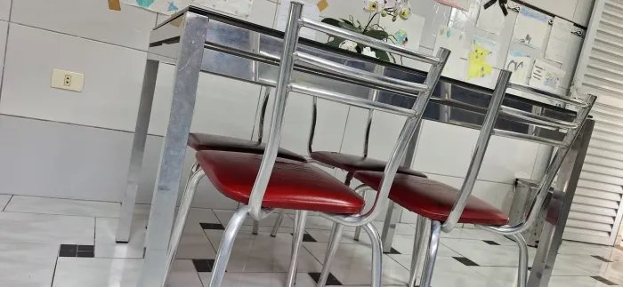 Mesa com 4 cadeiras em alumínio