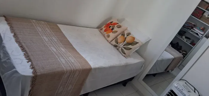 Cama de solteiro seminova molas ensacadas .venda por motivo desocupar espaço , sem uso.
