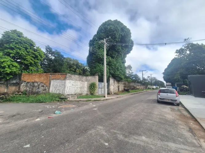 Terreno de esquina 4.400 m2 na rua Pedreirinha 1.200.000,00