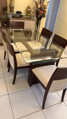 Mesa com tampo vidro e cadeiras