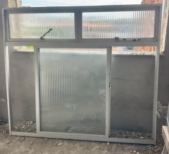 Janela de Vidro - Metragem: 1,55m de altura x 1,79m de largura 