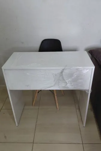 Escrivaninha nova com cadeira