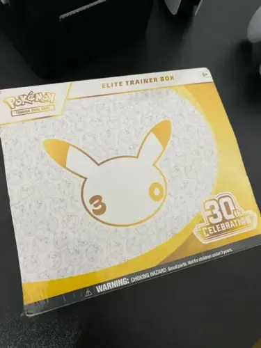 ETB 30 Anos Pokémon Inglês Lacrada